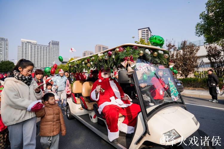 掘金球迷穿圣诞毛衣庆祝 节日气氛十足球场显温馨 掘金球迷穿圣诞毛衣庆祝 节日气氛十足球场显温馨